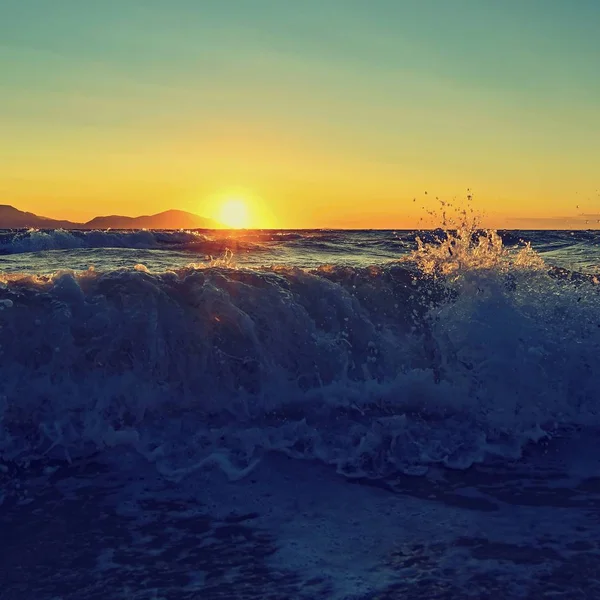 Bellissimo tramonto con mare e onde. sfondo colorato naturale. Concetto per vacanze estive e al mare. Grecia - isola di Kos . — Foto Stock