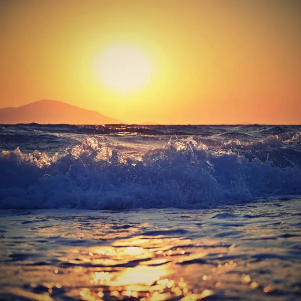 Beautiful sunset with sea and waves. Natural colorful background. Concept for summer and sea vacation. Greece - island of Kos. — Stock Photo, Image