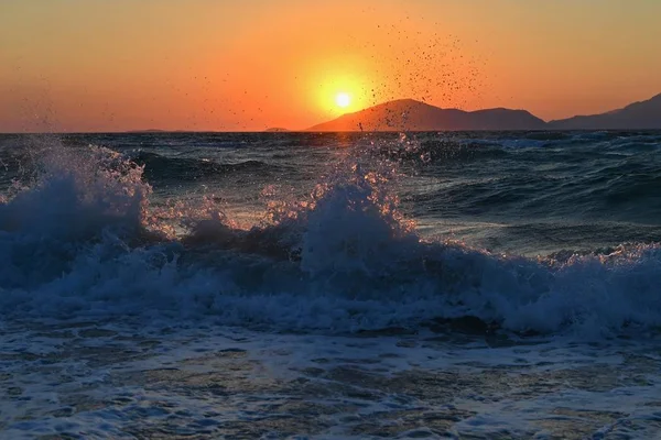 Закат с морем и волнами. Естественный красочный фон. Концепция летнего и морского отдыха. Греция - остров Кос . — стоковое фото