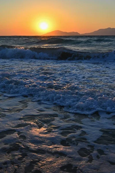 Hermoso atardecer con mar y olas. Fondo colorido natural. Concepto para vacaciones de verano y de mar. Grecia - isla de Kos . — Foto de Stock