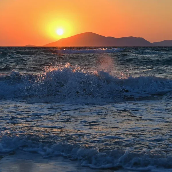 Bellissimo tramonto con mare e onde. sfondo colorato naturale. Concetto per vacanze estive e al mare. Grecia - isola di Kos . — Foto Stock