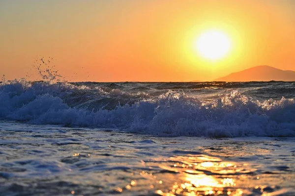 Hermoso atardecer con mar y olas. Fondo colorido natural. Concepto para vacaciones de verano y de mar. Grecia - isla de Kos . — Foto de Stock