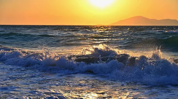 Bellissimo tramonto con mare e onde. sfondo colorato naturale. Concetto per vacanze estive e al mare. Grecia - isola di Kos . — Foto Stock