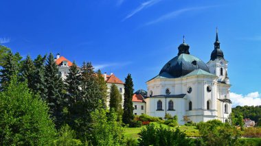 Krtiny'deki güzel eski kilise. Çek Cumhuriyeti. (Meryem Ana'nın İsimleri)