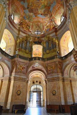 Krtiny'deki güzel eski kilise. Çek Cumhuriyeti. (Meryem Ana'nın İsimleri)