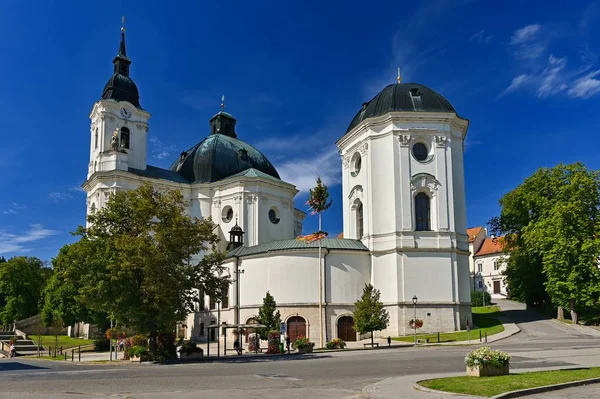Schöne alte Kirche in Krtiny. Tschechische Republik. (Namen der Jungfrau Maria) — Stockfoto