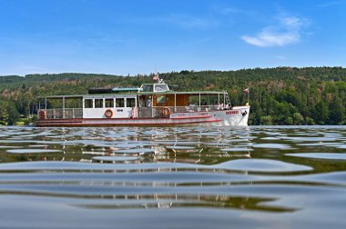 Yolcu gemisi / Gemi Brno baraj üzerinde. Yaz güneşli gün.