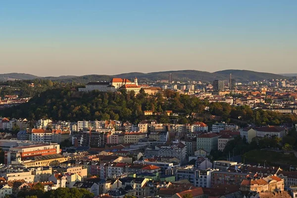 Város-Brno - Csehország - Európa. Spilberk - szép régi kastély és alkotó domináns Brno külváros fortress. — Stock Fotó