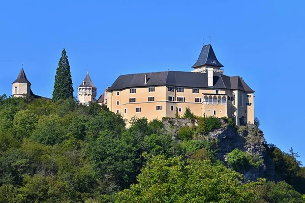 Prachtige oude kasteel Rosenburg in Neder-Oostenrijk, herbouwd in een renaissance kasteel. — Stockfoto