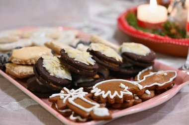 Noel tatili için harika bir masa. Şekerler, mumlar ve Noel süslemeleri - Noel arifesinde dekore edilmiş ev.