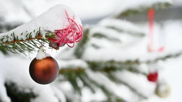 크리스마스. 크리스마스 트리의 아름다운 크리스마스 장식. 겨울철 휴일의 계절적 배경. — 스톡 사진
