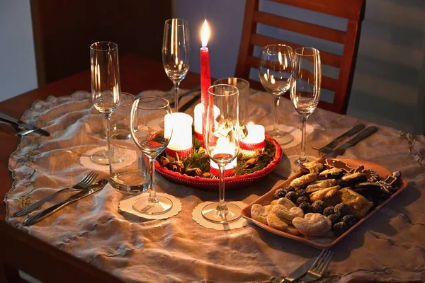 Maravilhosamente definido mesa para férias de Natal. Doces, velas e decorações de Natal - casa decorada na véspera de Natal . — Fotografia de Stock