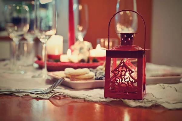 Приємно встановити столик на Різдвяні канікули. Каноніки, свічки та різдвяні прикраси - прикрашений дім напередодні Різдва.. — стокове фото
