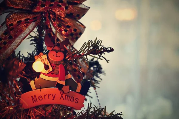 Χριστούγεννα. Όμορφο χριστουγεννιάτικο στολίδι στο χριστουγεννιάτικο δέντρο. Εποχιακό υπόβαθρο για χειμερινές διακοπές. — Φωτογραφία Αρχείου