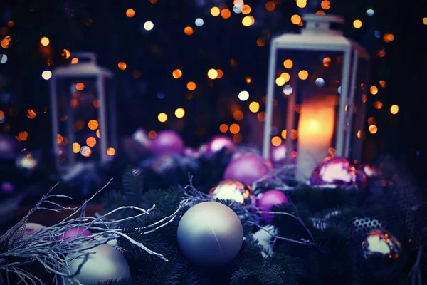 Прекрасні барвисті різдвяні прикраси. Фон з ялинкою . — стокове фото