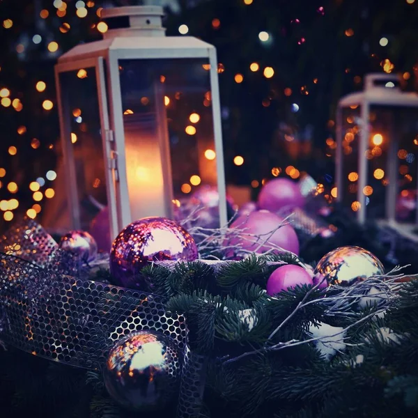 No Natal. Belo ornamento de Natal na árvore de Natal. Fundo sazonal para férias de inverno . — Fotografia de Stock