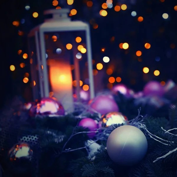 Прекрасні барвисті різдвяні прикраси. Фон з ялинкою . — стокове фото