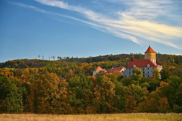 Bela paisagem de outono com castelo velho Veveri ao pôr-do-sol e belo céu azul com nuvens. Fundo de natureza colorida na temporada de outono. Brno - República Checa . — Fotografia de Stock