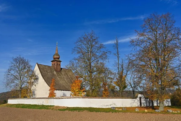 ヴェヴィの神の母の古い礼拝堂と美しい秋の風景。日没と雲と美しい青空。秋の季節にカラフルな自然背景。ブルノ-チェコ共和国. — ストック写真