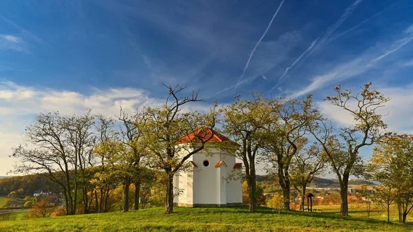 Krásná malá kaple se stromy a podzimní krajinou. Moravské Kninice - Kaple sv. Cyrila a Metoděje — Stock fotografie