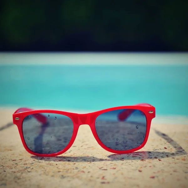 Fondo Verano Concepto Verano Vacaciones Gafas Sol Rojas Junto Piscina — Foto de Stock