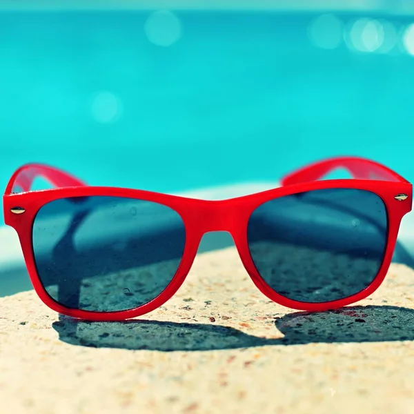 Fundo Verão Conceito Para Verão Férias Óculos Sol Vermelhos Beira — Fotografia de Stock