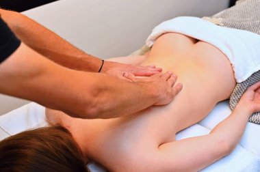 Rahatlatıcı masaj. Sağlık, rahatlama ve güzellik kavramı.