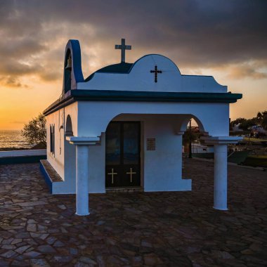Güzel küçük Yunan şapeli. Yunanistan 'da seyahat ve tatil için klasik bir konsept..