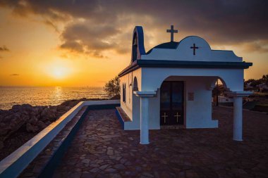 Güzel küçük Yunan şapeli. Yunanistan 'da seyahat ve tatil için klasik bir konsept..