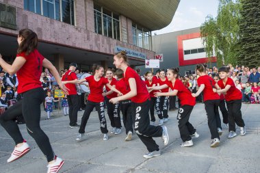Lviv, Ukrayna - 05 Mayıs 2018: Şehir günü kutlama etkinlikleri. Şehir merkezine yakın dans yarışması gençler katılma .