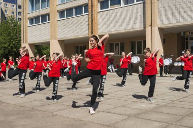 Lviv, Ukrayna - 06 Mayıs 2018: Şehir günü kutlama etkinlikleri. Şehir merkezine yakın dans yarışması gençler katılma .