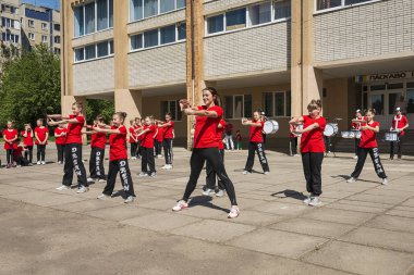 Genç insanlar dans yarışmasında katılırlar