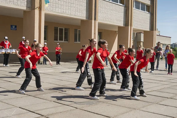 Lviv, Ukrayna - 06 Mayıs 2018: Şehir günü kutlama etkinlikleri. Şehir merkezine yakın dans yarışması gençler katılma .