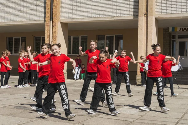 Lviv, Ukrayna - 06 Mayıs 2018: Şehir günü kutlama etkinlikleri. Şehir merkezine yakın dans yarışması gençler katılma .