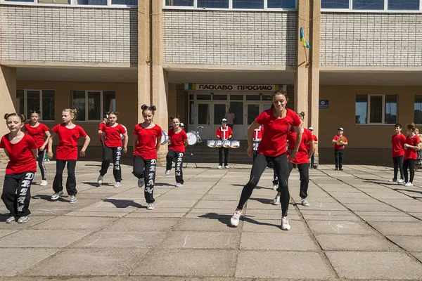Lviv, Ukrayna - 06 Mayıs 2018: Şehir günü kutlama etkinlikleri. Şehir merkezine yakın dans yarışması gençler katılma .