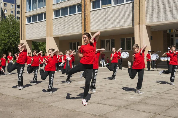 Lviv, Ukrayna - 06 Mayıs 2018: Şehir günü kutlama etkinlikleri. Şehir merkezine yakın dans yarışması gençler katılma .