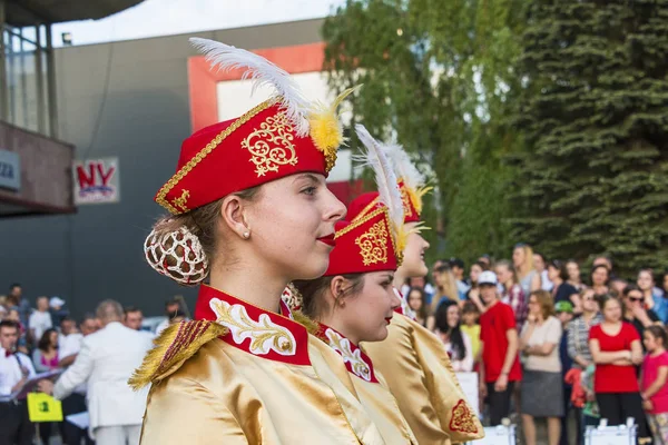 リヴィウ ウクライナ 2018 市デーに際しての祝賀イベント Majorettes はシティー センターの近くの休暇中に行進しています — ストック写真