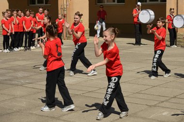 Lviv, Ukrayna - 06 Mayıs 2018: Şehir günü kutlama etkinlikleri. Şehir merkezine yakın dans yarışması gençler katılma .