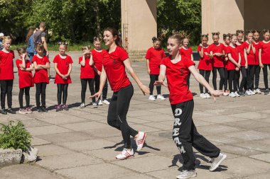 Lviv, Ukrayna - 06 Mayıs 2018: Şehir günü kutlama etkinlikleri. Şehir merkezine yakın dans yarışması gençler katılma .