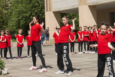 Lviv, Ukrayna - 06 Mayıs 2018: Şehir günü kutlama etkinlikleri. Şehir merkezine yakın dans yarışması gençler katılma .