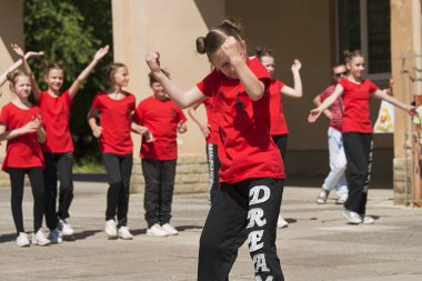 Lviv, Ukrayna - 06 Mayıs 2018: Şehir günü kutlama etkinlikleri. Çocuk dans grupları yarışmada dans .