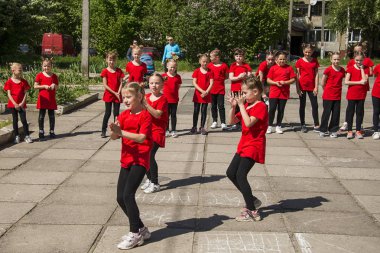 Lviv, Ukrayna - 06 Mayıs 2018: Şehir günü kutlama etkinlikleri. Çocuk dans grupları yarışmada dans .