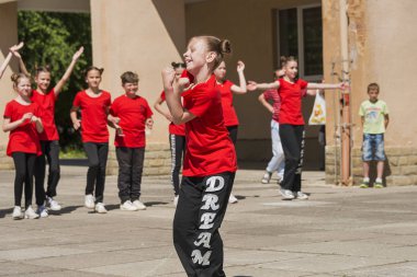Lviv, Ukrayna - 06 Mayıs 2018: Şehir günü kutlama etkinlikleri. Çocuk dans grupları yarışmada dans .