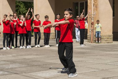 Lviv, Ukrayna - 06 Mayıs 2018: Şehir günü kutlama etkinlikleri. Çocuk dans grupları yarışmada dans .