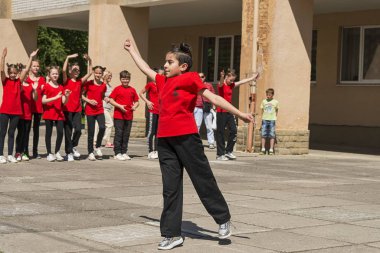 Lviv, Ukrayna - 06 Mayıs 2018: Şehir günü kutlama etkinlikleri. Çocuk dans grupları yarışmada dans .