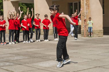 Lviv, Ukrayna - 06 Mayıs 2018: Şehir günü kutlama etkinlikleri. Çocuk dans grupları yarışmada dans .