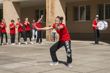 Lviv, Ukrayna - 06 Mayıs 2018: Şehir günü kutlama etkinlikleri. Çocuk dans grupları yarışmada dans .