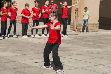 Lviv, Ukrayna - 06 Mayıs 2018: Şehir günü kutlama etkinlikleri. Çocuk dans grupları yarışmada dans .