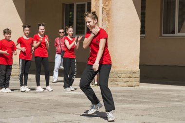 Lviv, Ukrayna - 06 Mayıs 2018: Şehir günü kutlama etkinlikleri. Çocuk dans grupları yarışmada dans .