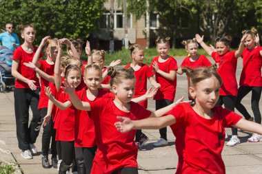 Lviv, Ukrayna - 06 Mayıs 2018: Şehir günü kutlama etkinlikleri. Çocuk dans grupları yarışmada dans .